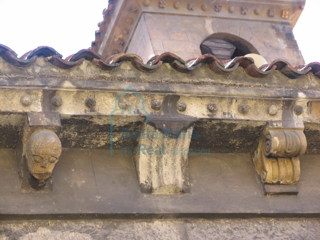 Canecillos recolocados en el alero occidental, al lado del ábside románico