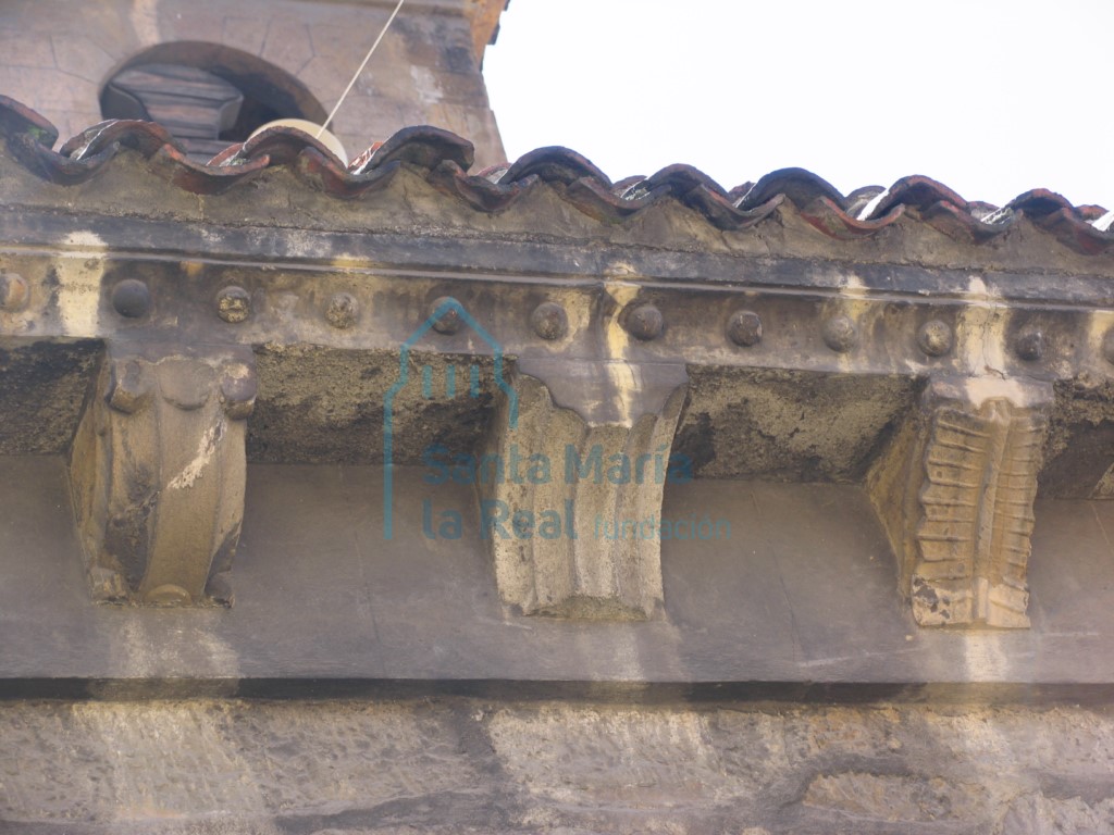 Canecillos recolocados en el alero occidental, al lado del ábside románico