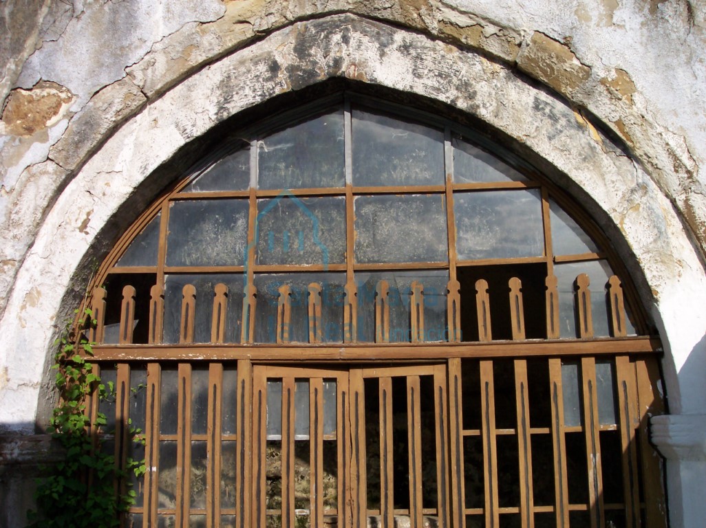 Arco triunfal del ábside, hoy entrada a la capilla del cementerio