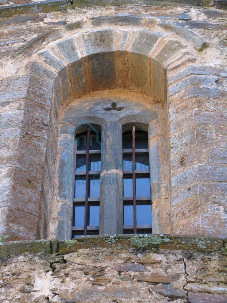 Detalle de una ventana del ábside