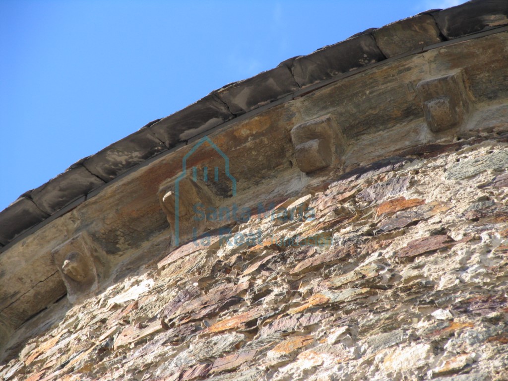 Canecillos del muro este