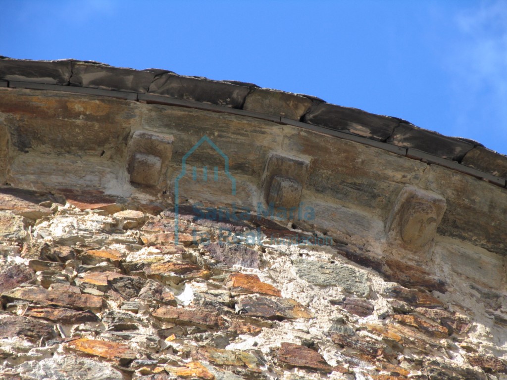 Canecillos del muro este Canecillos del muro este