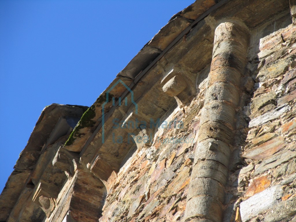 Columna y canecillos del muro sur