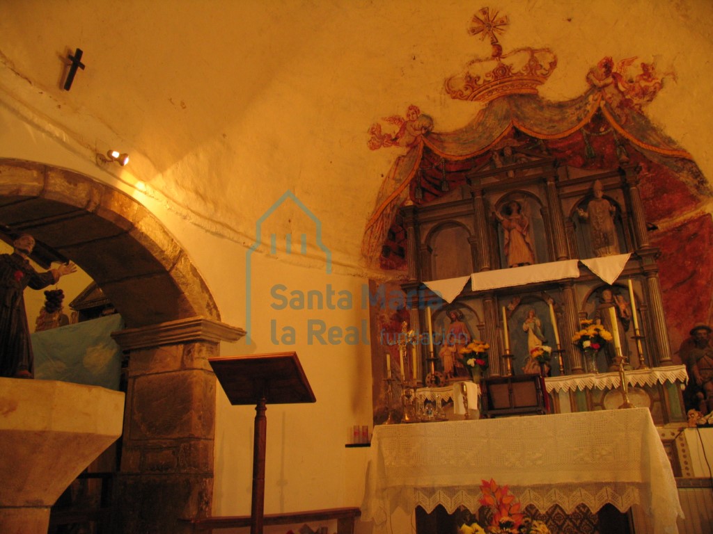 Interior, altar mayor