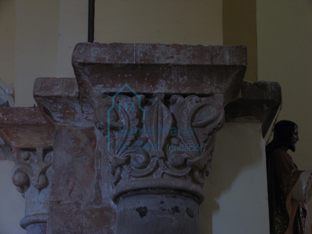 Capitel exterior del arco triunfal en el lado de la epístola