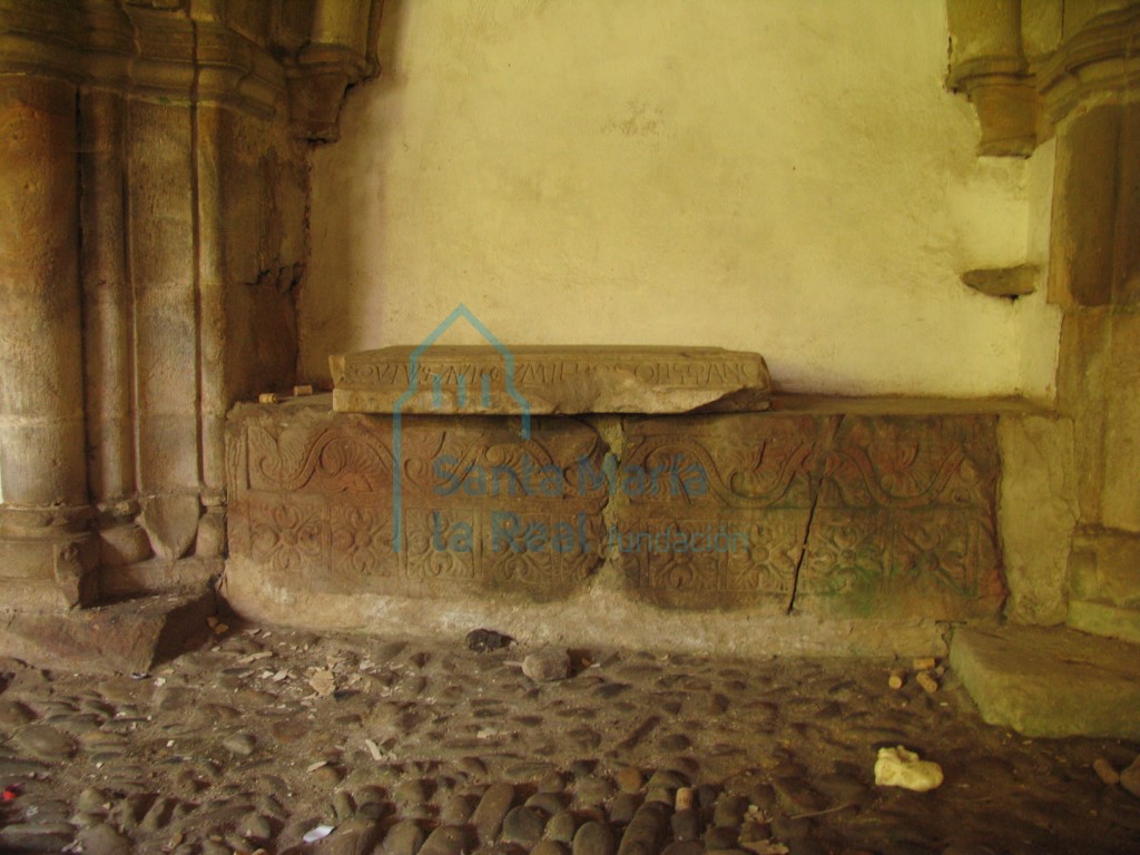 Detalle del arcosolio gótico situado en el claustro