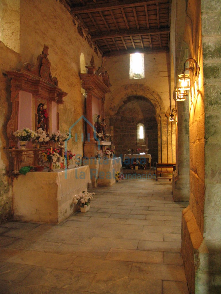 Detalle del interior de la nave izquierda Detalle del interior de la nave izquierda