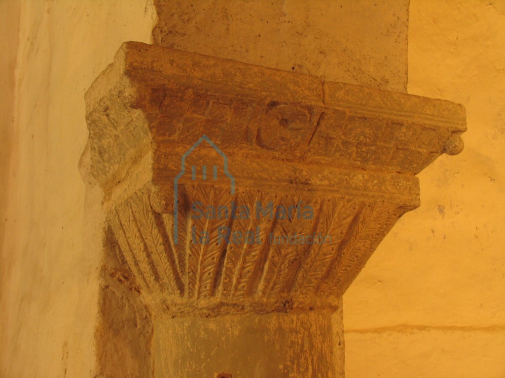 Capitel del lado izquierdo del arcosóleo