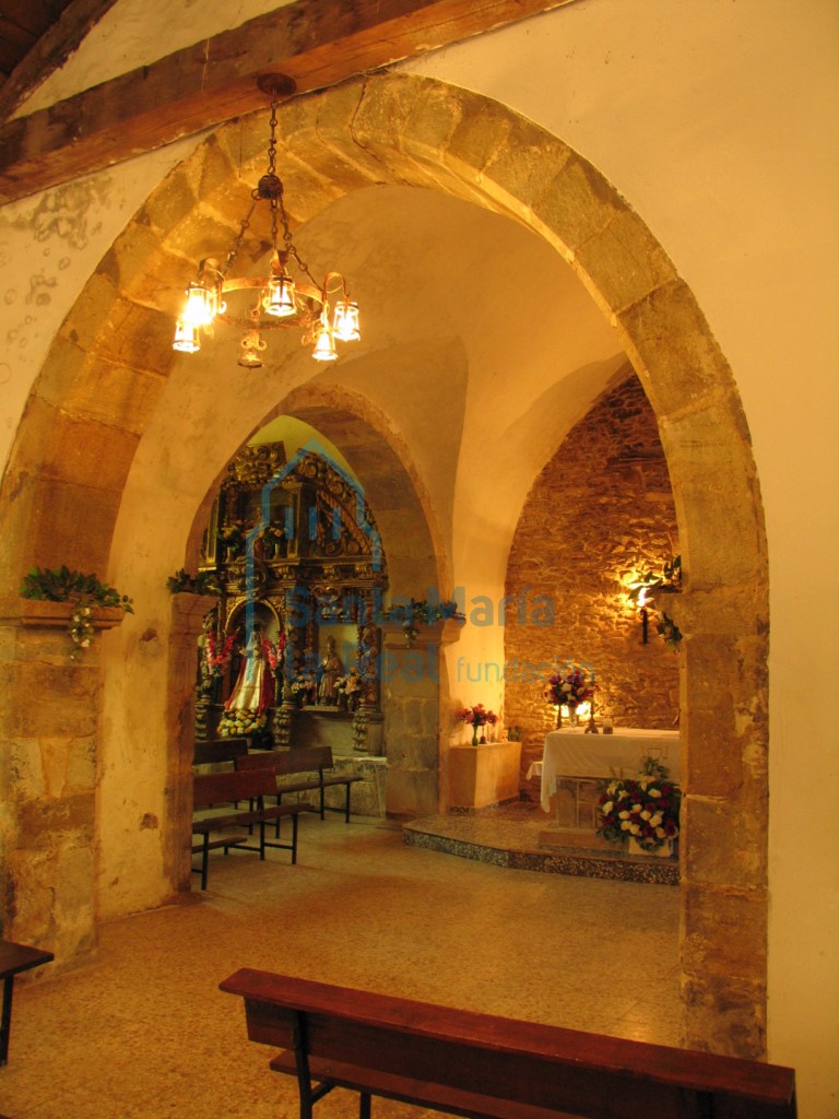 Interior de la capilla izquierda del ábside
