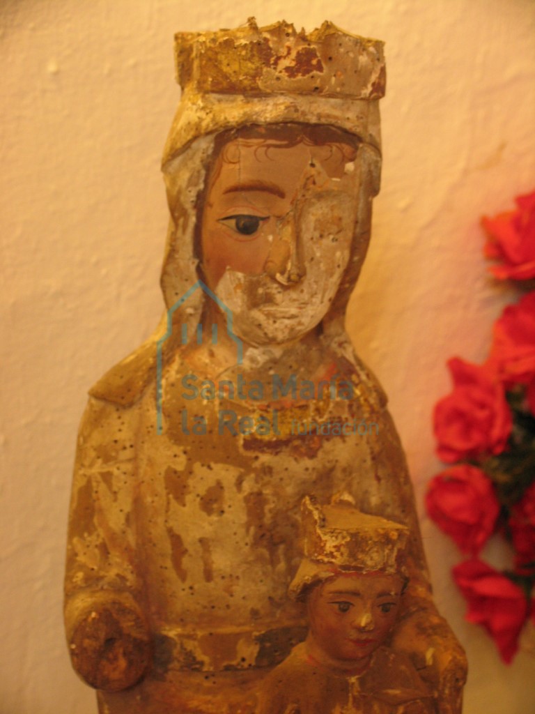 Detalle de la talla Virgen con Niño