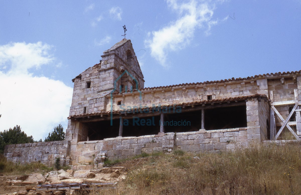 Vista general de la iglesia con su galería porticada en primer término