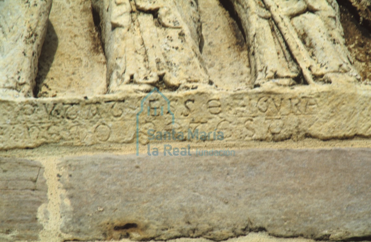 Parte inferior del timpano empotrado en la torre de la Colegiata de San Miguel. Inscripción