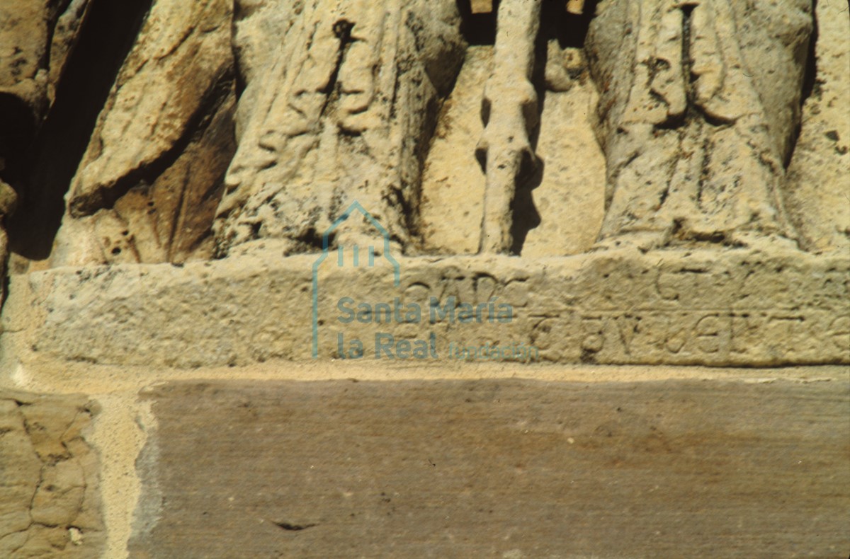 Parte inferior del timpano empotrado en la torre de la Colegiata de San Miguel. Inscripción