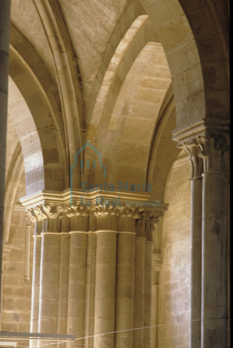 Pilastra con columnas adosadas del refectorio del Monasterio.