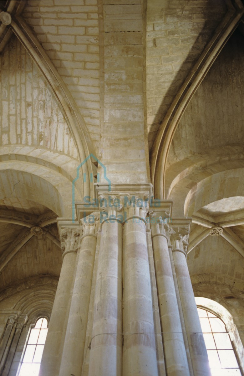 Interior. Capiteles de las columnas de la pilastra y arranque de arcos.
