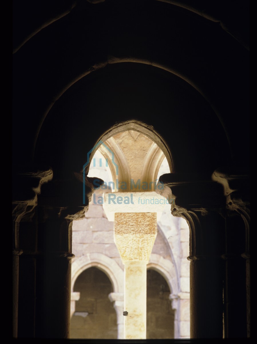 Capitel del claustro desde la Sala Capitular