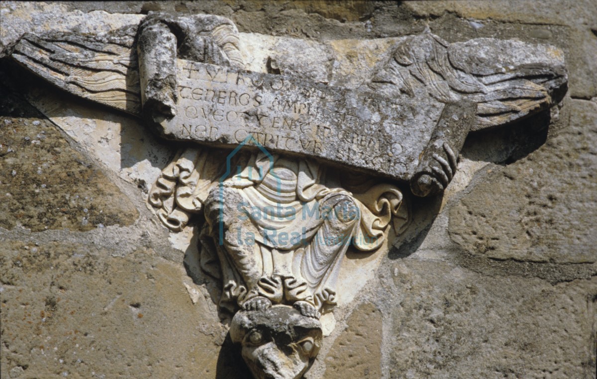 Angel con cartela epigráfica. Monasterio de Santa María La Real.