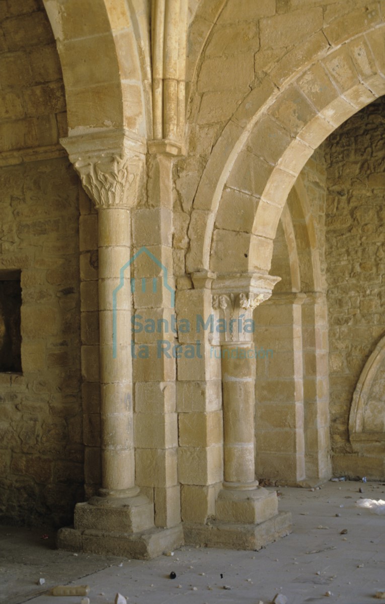 Detalle del crucero de la ermita. Columnas y arranque de arcos.