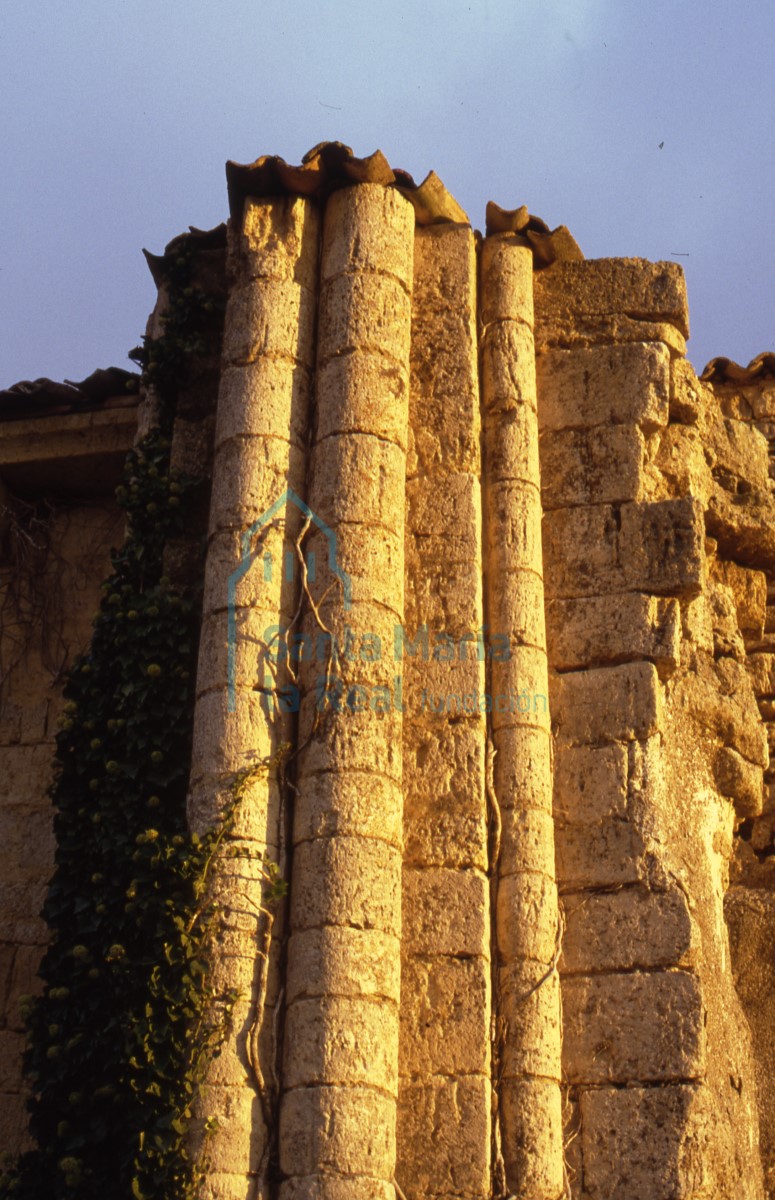 Detalle de un  pilar compuesto en la fachada