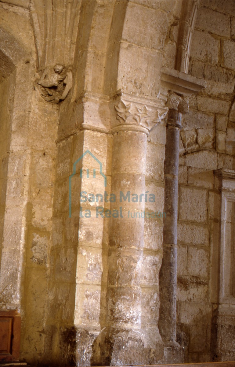 Detalle de columna adosada en el interior