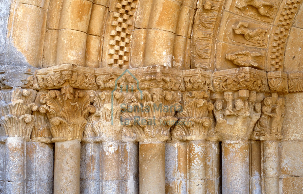 Capiteles. Portada septentrional.