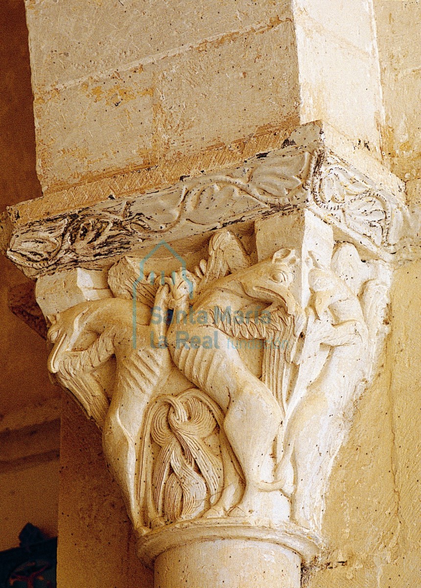 Capitel del arco triunfal, con grifos afrontados