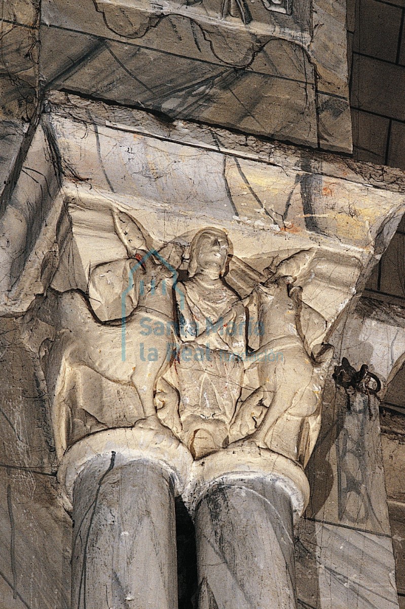 Capitel del arco triunfal con la Ascensión de Alejandro
