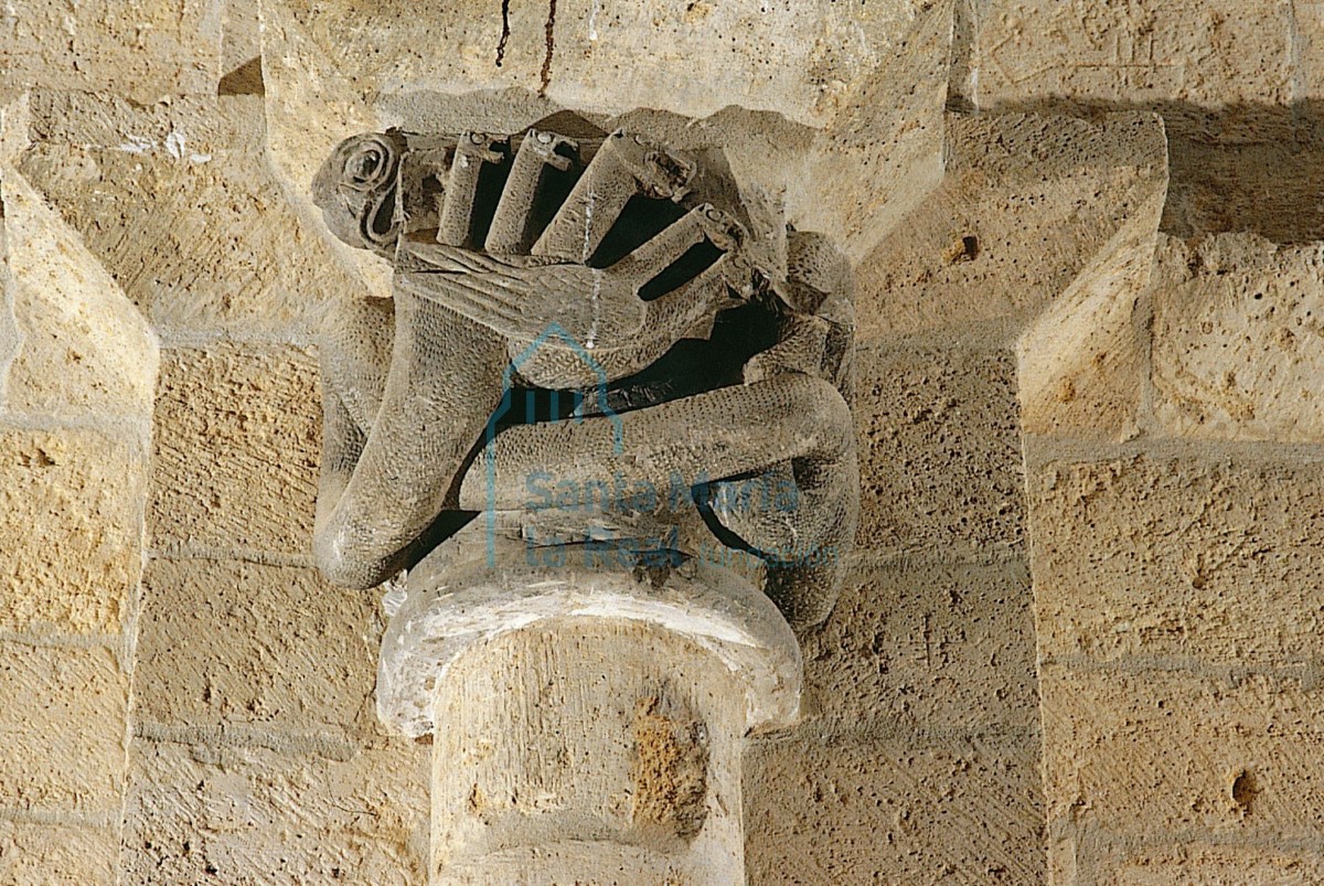 Capitel del interior de la ermita