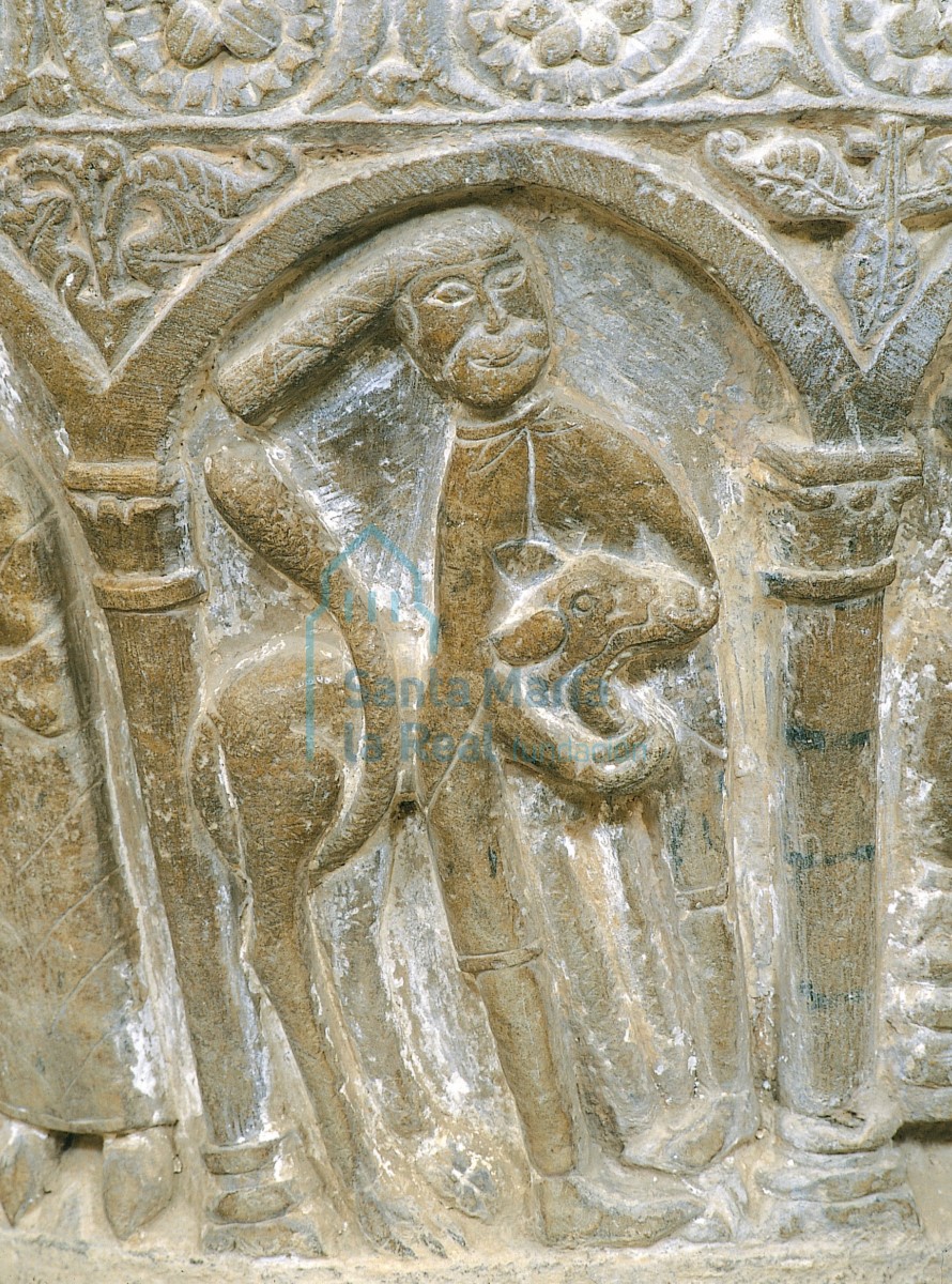 Detalle de la decoración de la pila: Sansón desquijarando al león