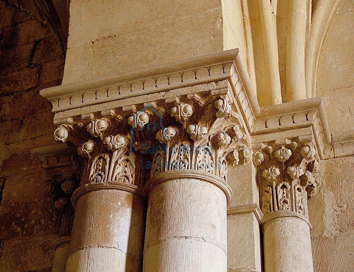 Capiteles del arco toral del ábside del evangelio