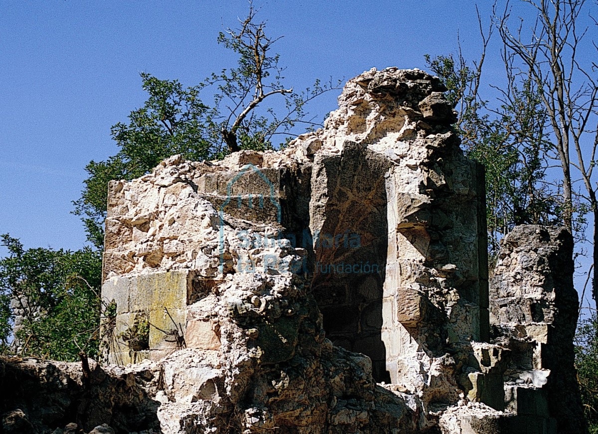 Restos del muro de la iglesia y de la escalera de caracol