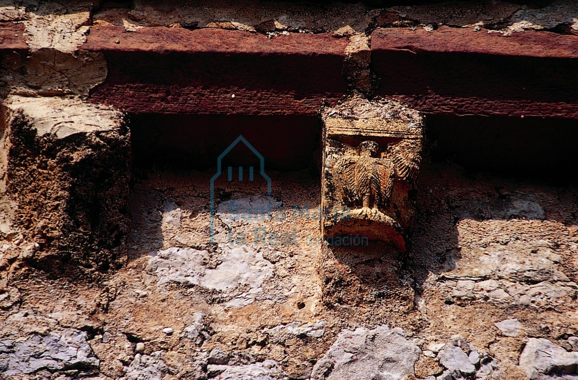 Capitel reutilizado como canecillo en el muro este de la cabecera