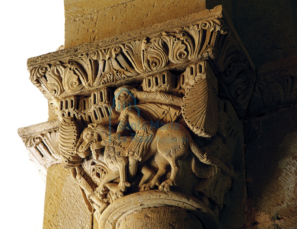 Capitel del arco triunfal con Sansón desquijarando el león