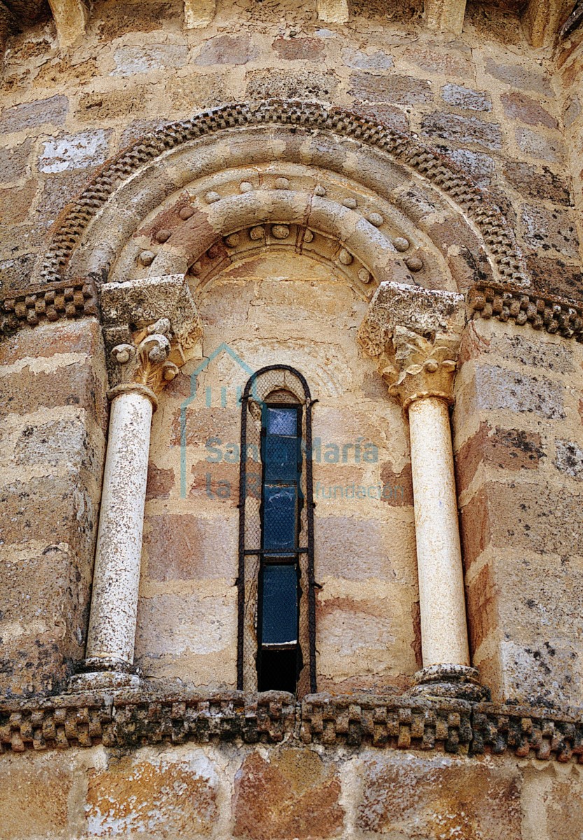 Ventana septentrional del ábside