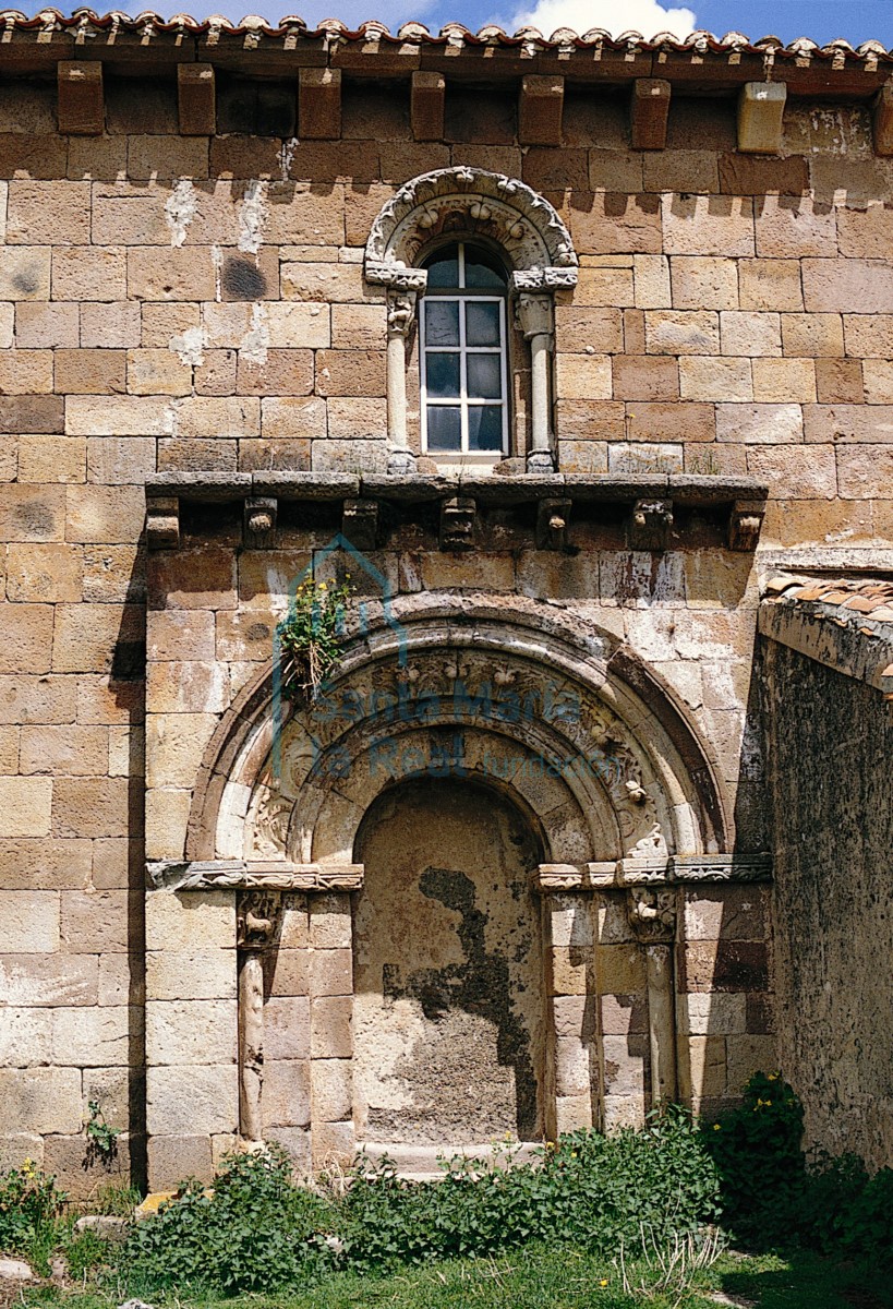 Portada y ventanal románicos