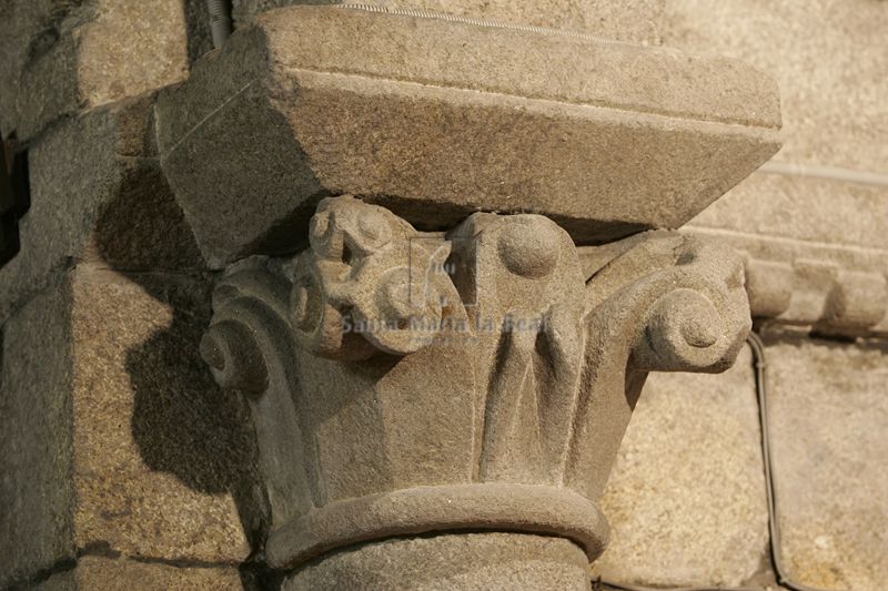 Capitel del arco triunfal con decoración vegetal