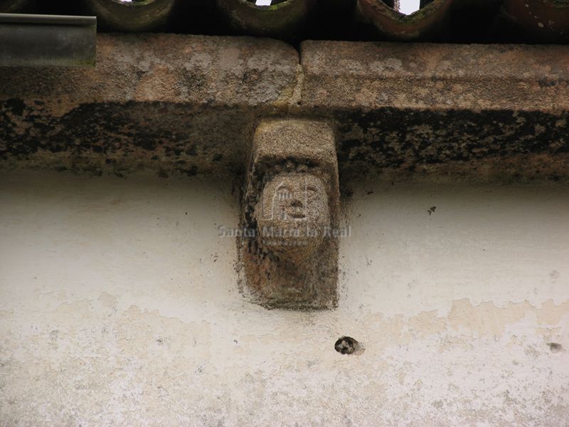 Canecillo del muro norte representando cabeza humana