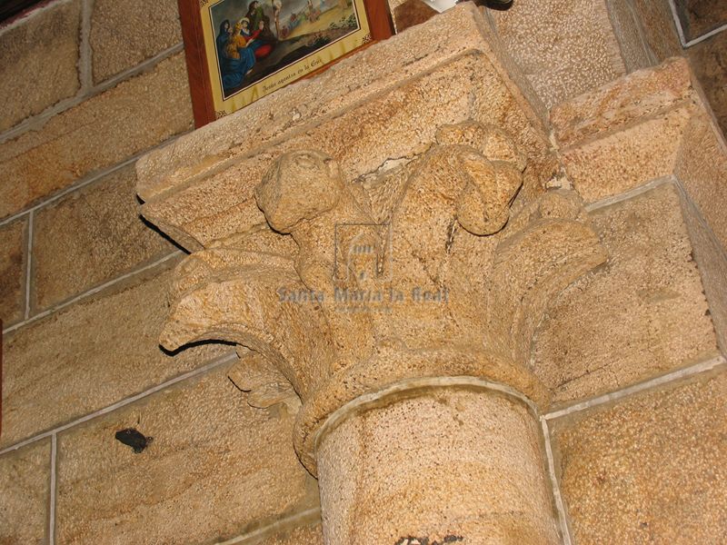 Capitel derecho del arco triunfal