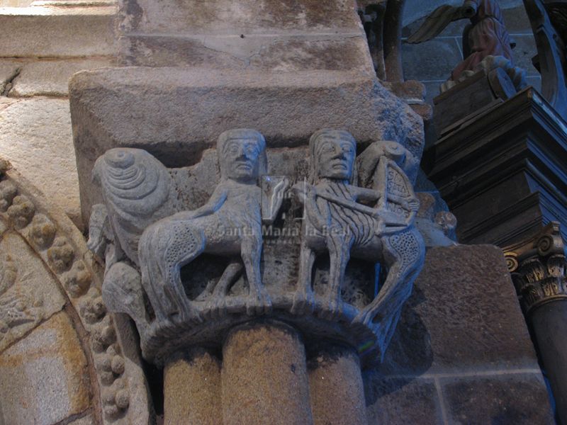 Capitel del arco triunfal con centauros