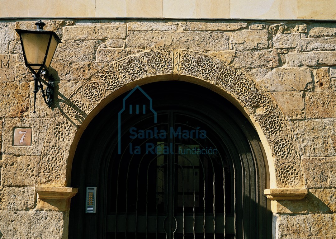 Portada románica de la calle San Vicente Ferrer Nº 7