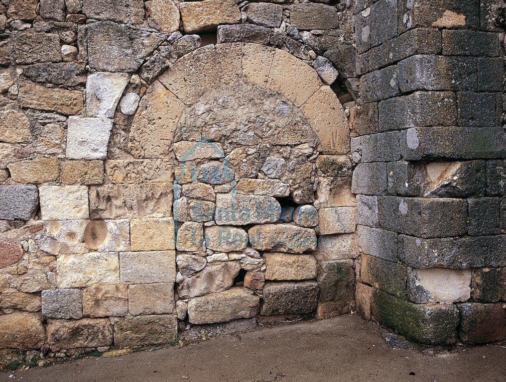 Puerta cegada en la fachada meridional