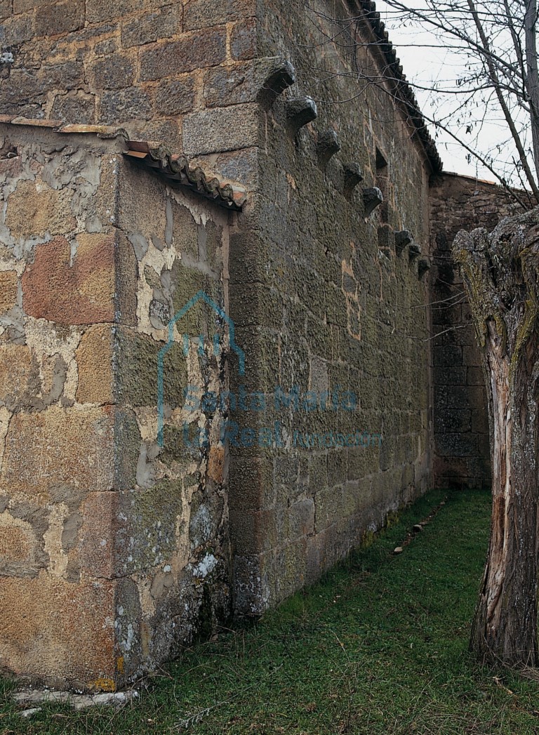 Paramento románico en el muro norte