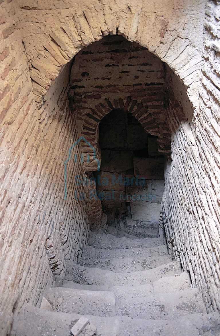 Escalera ubicada entre los muros del ábside