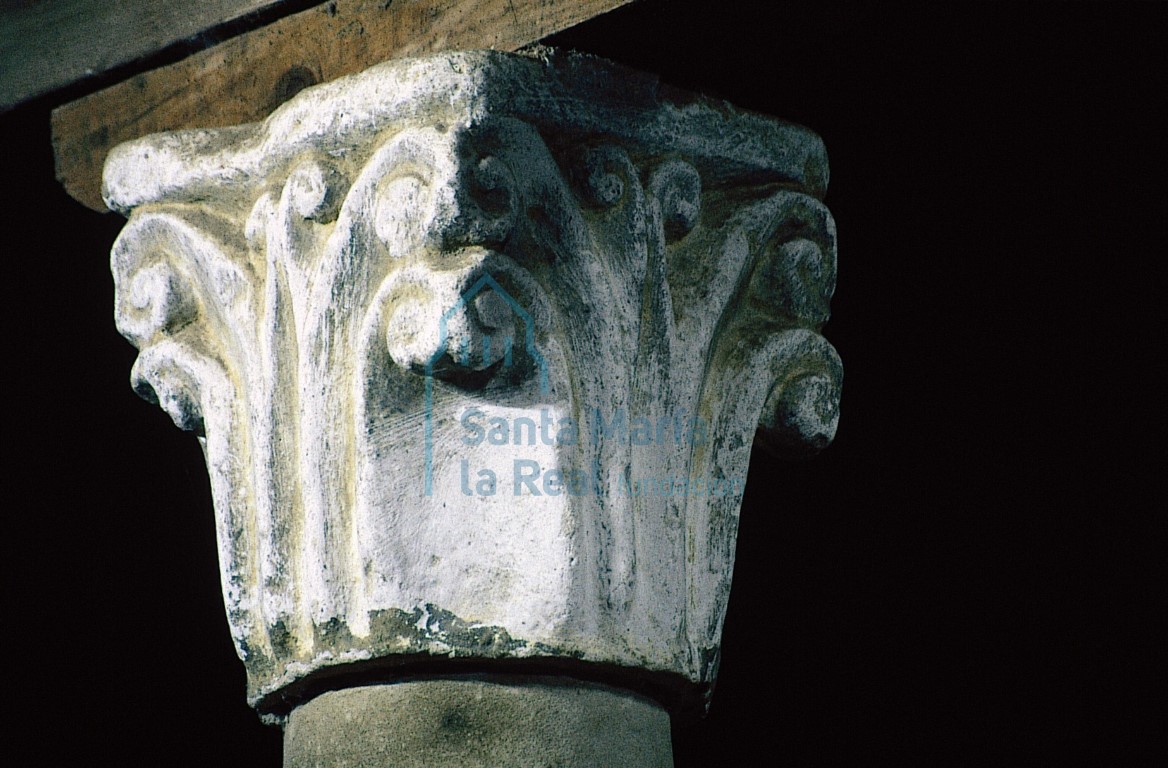 Capitel románico reaprovechado en el coro