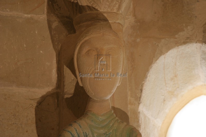 Detalle de la cabeza de la estatua-columna de la arquería superior