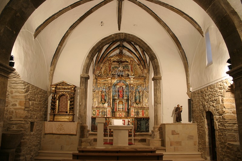 Interior gótico con retablo en la cabecera