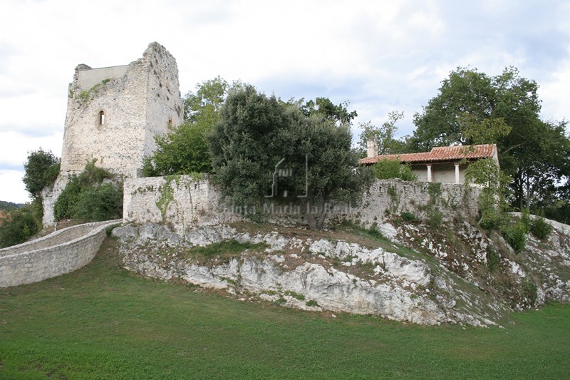 Vista de la torre señorial con la ermita de San Bartolomé al fondo