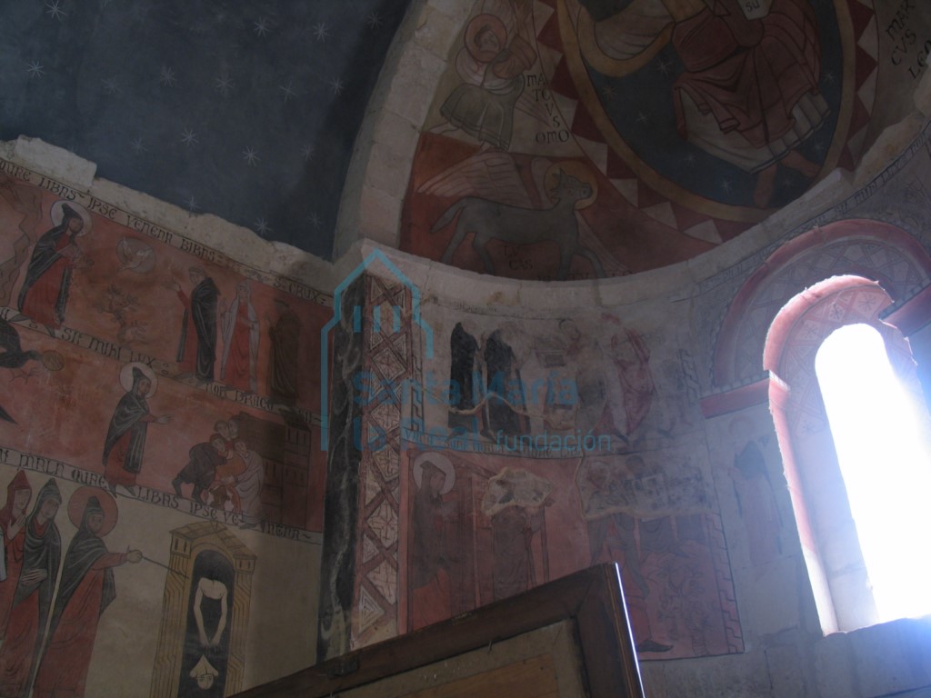 Pintura mural en el interior del ábside septentrional
