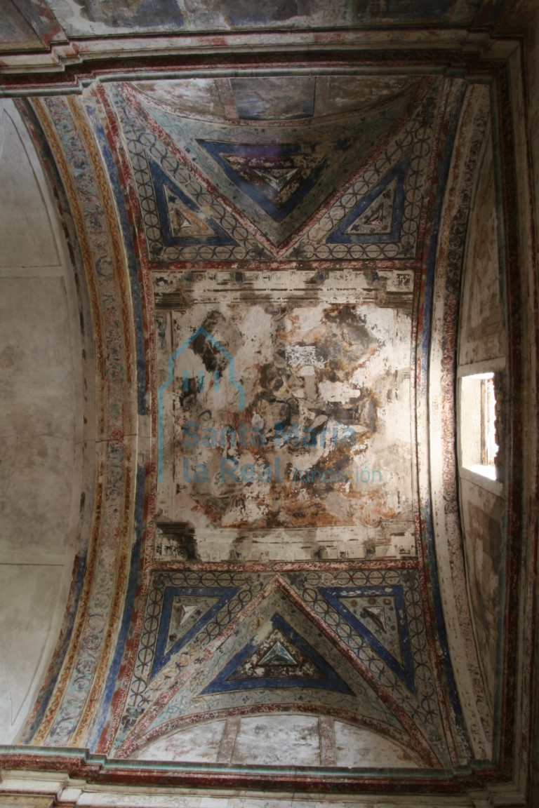 Bóveda con pinturas murales en la cabecera
