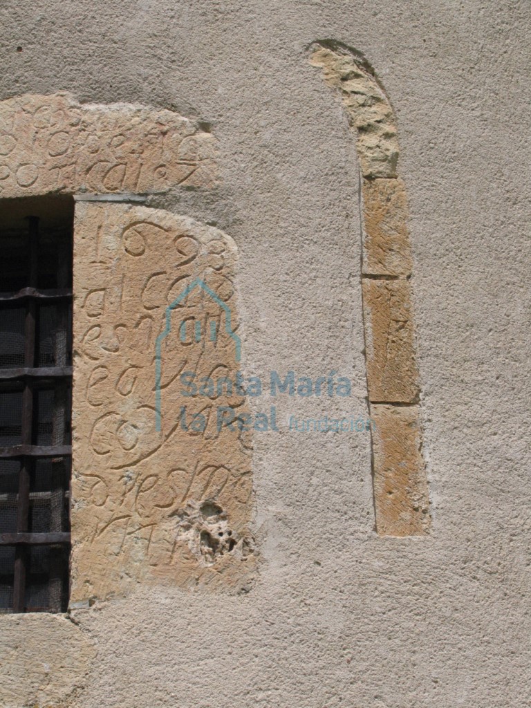 Detalle de la inscripción de reforma de la ventana y de sillares posiblemente pertenecientes a una ventana románica